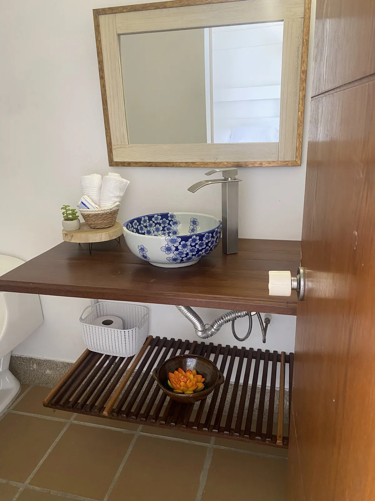 Baño con lavamanos de cerámica azul