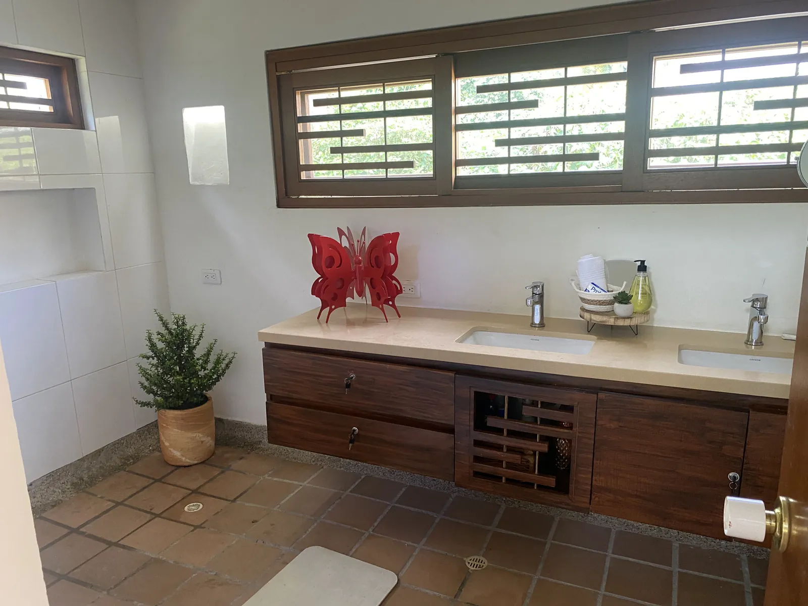 Baño con doble lavamanos