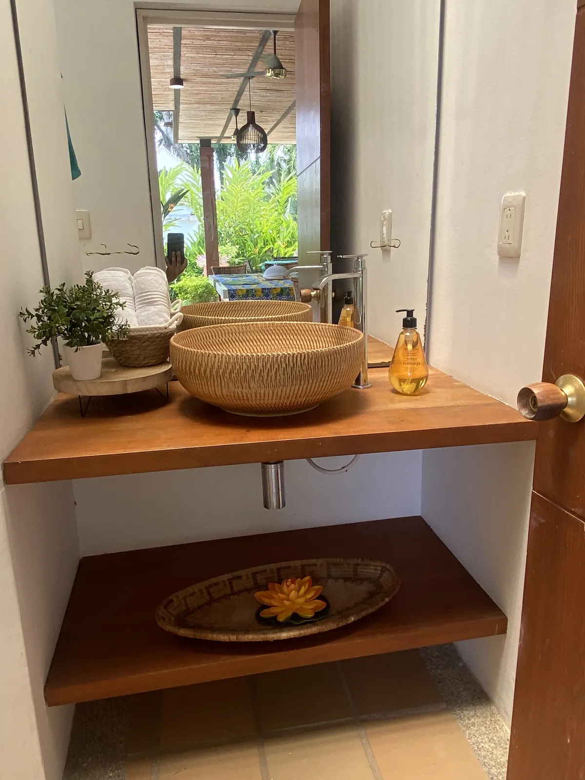 Lavamanos con mueble de madera