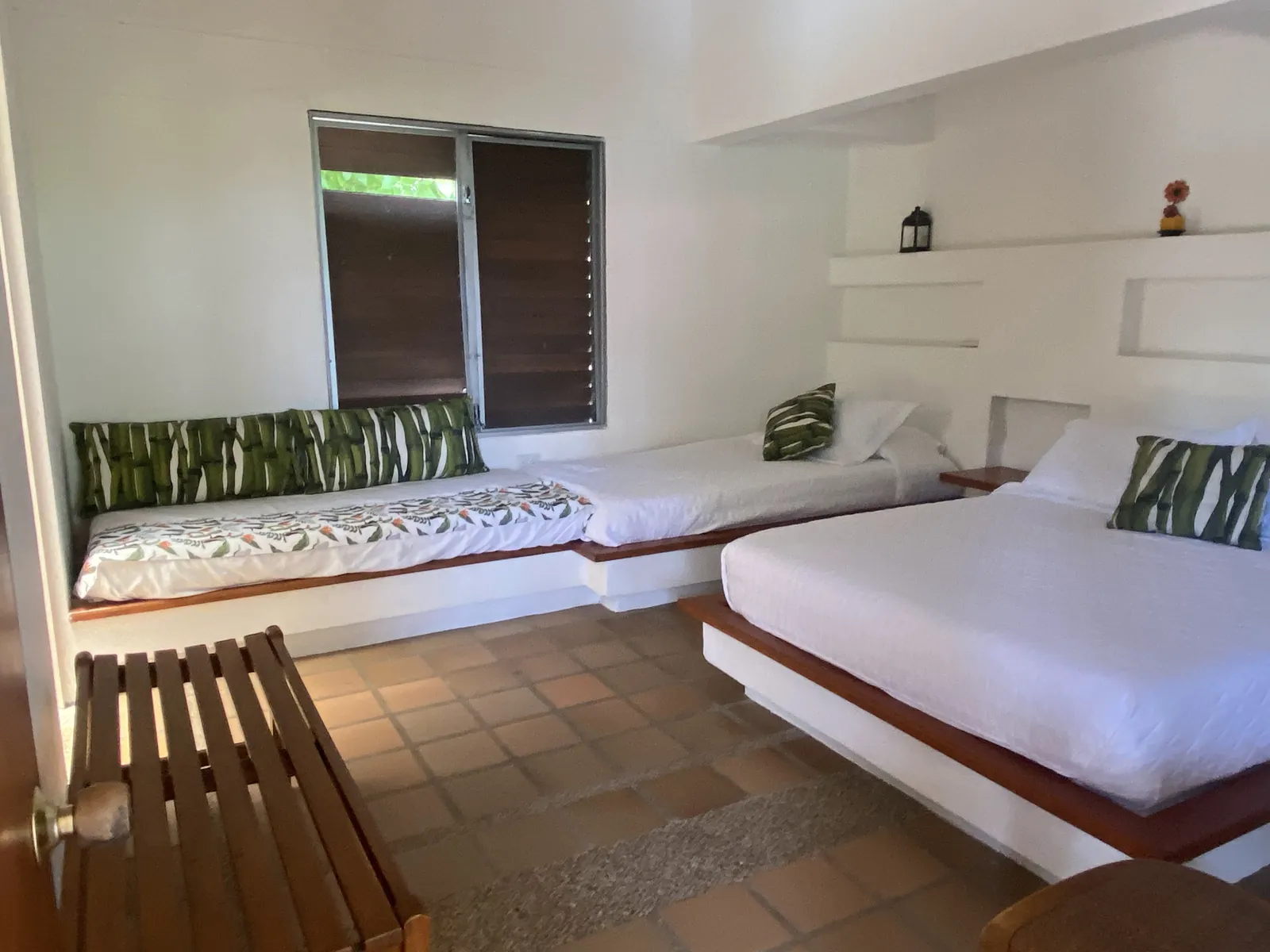 Habitación con cama doble y diván