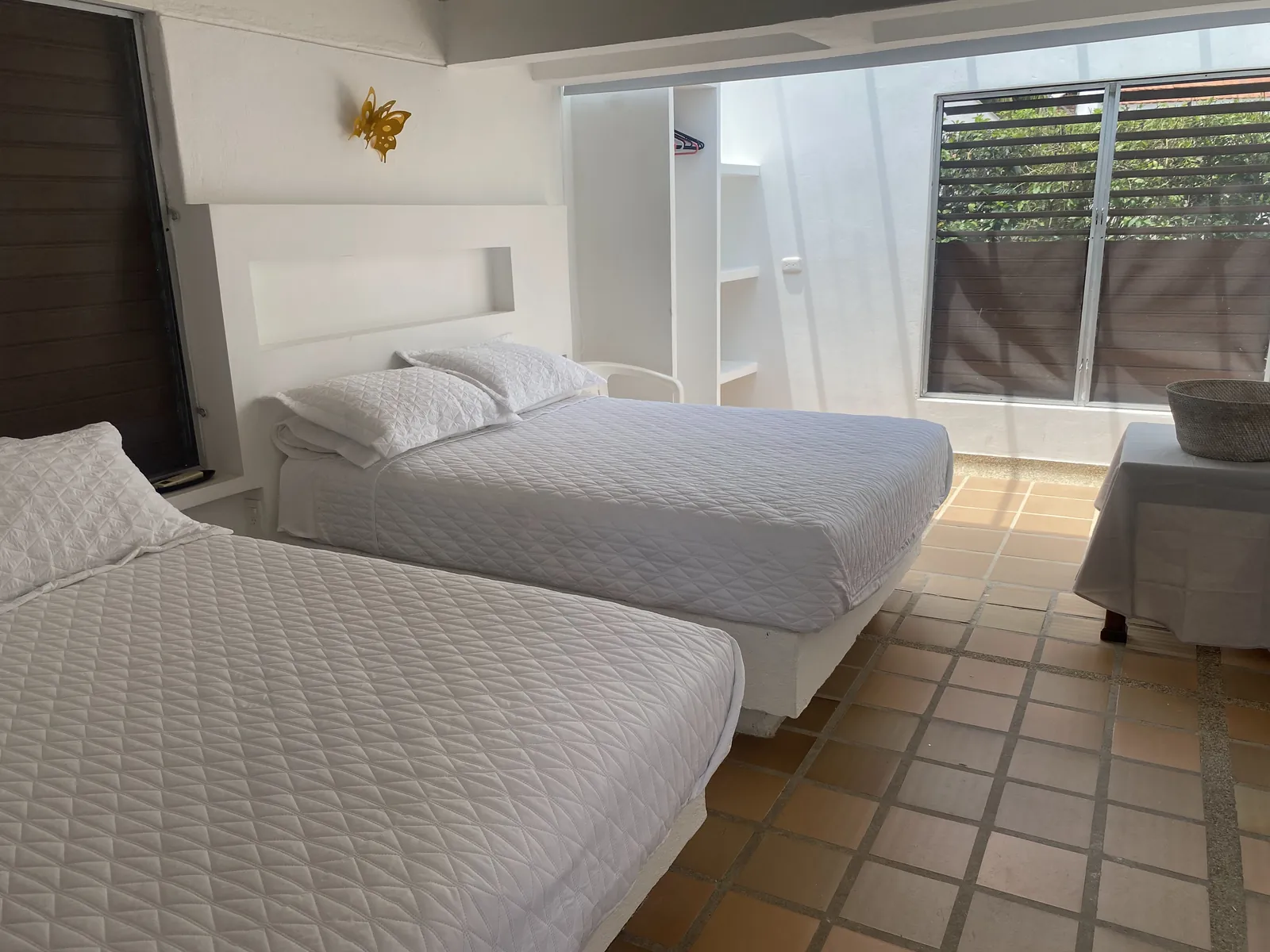Habitación con dos camas y ventanal