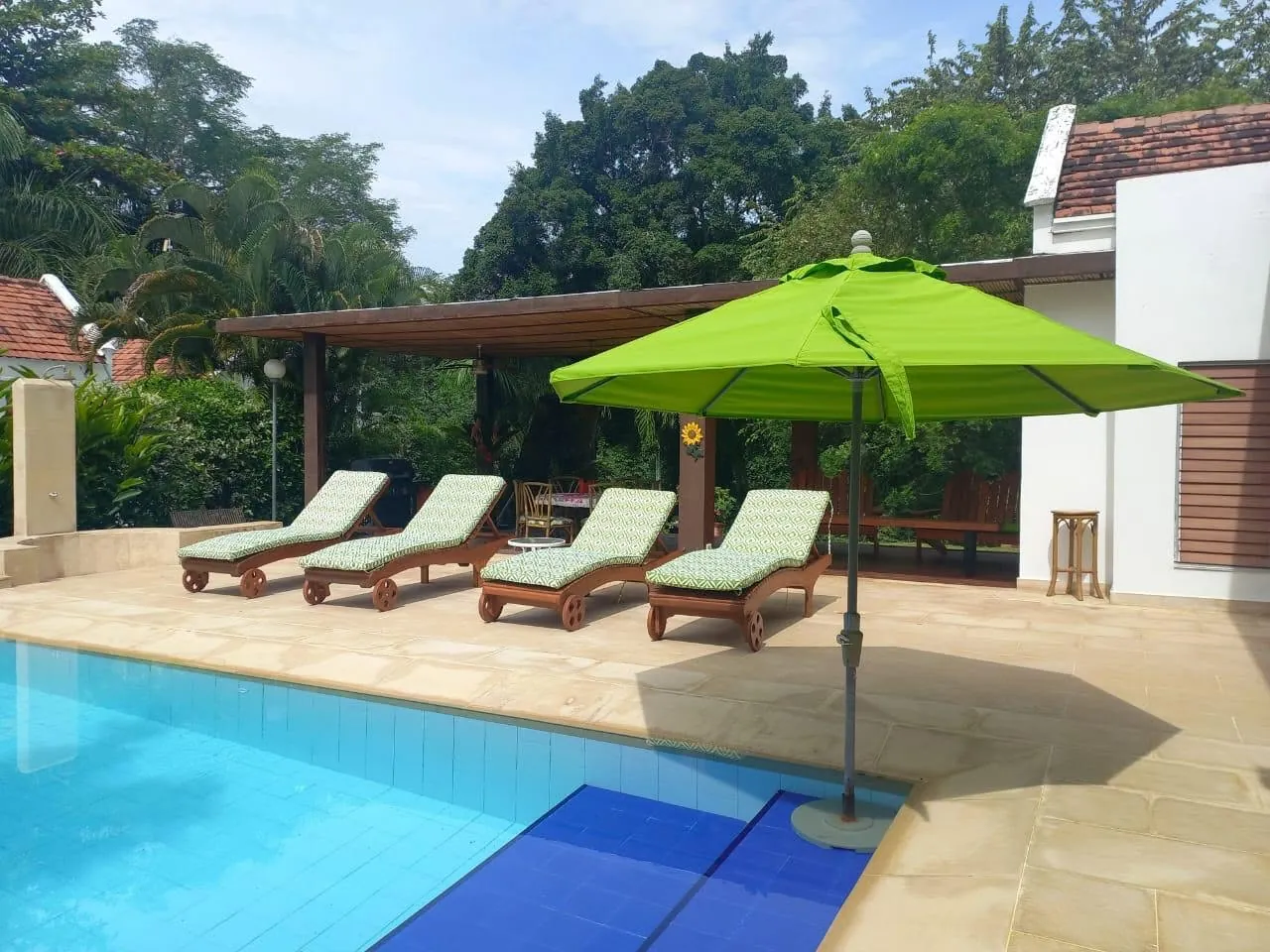 Piscina privada con asoleadoras