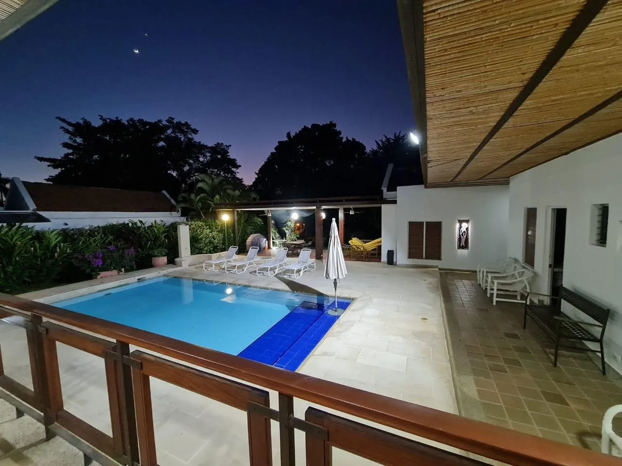 La piscina de noche