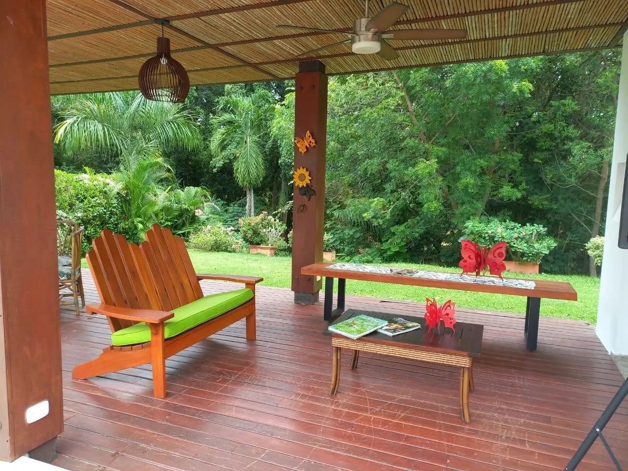 Terraza cubierta con vista al jardín